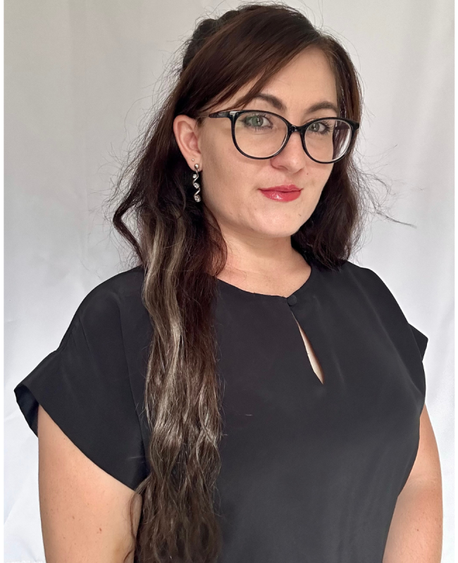 Portrait of Roelien Riekert, founder of Lurozzia Jewellers — award-winning South African goldsmith, diamond expert, and bespoke jewellery designer renowned for story-driven creations.